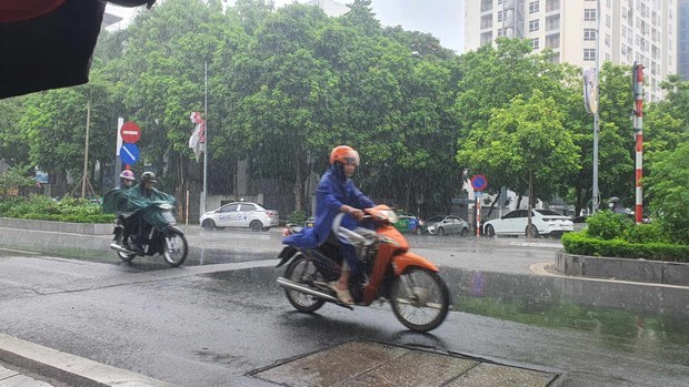 Mưa dông tại Hà Nội. (Ảnh: Huy Khánh/Vietnam+)