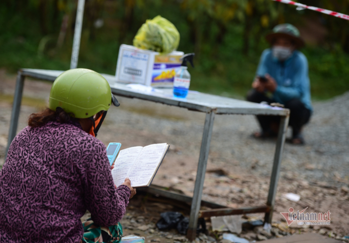 Vì sống ở  vùng biên giới nên nhiều người Việt Nam và Campuchia có thể nói chuyện với nhau bằng 2 thứ tiếng.