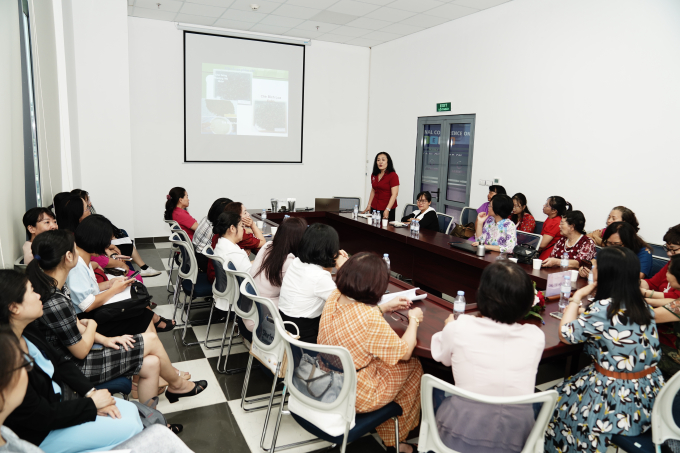 Các đại biểu nghe báo cáo khoa học