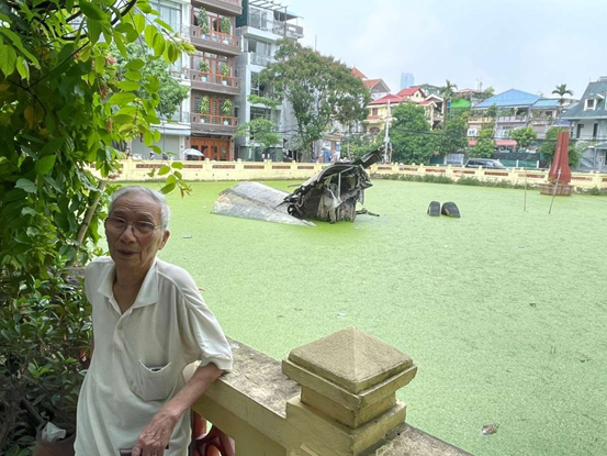 Nhà báo Phạm Thanh tại hồ Hữu Tiệp, nơi có xác máy bay B52 bị bắn hạ ngày 27/12/1972