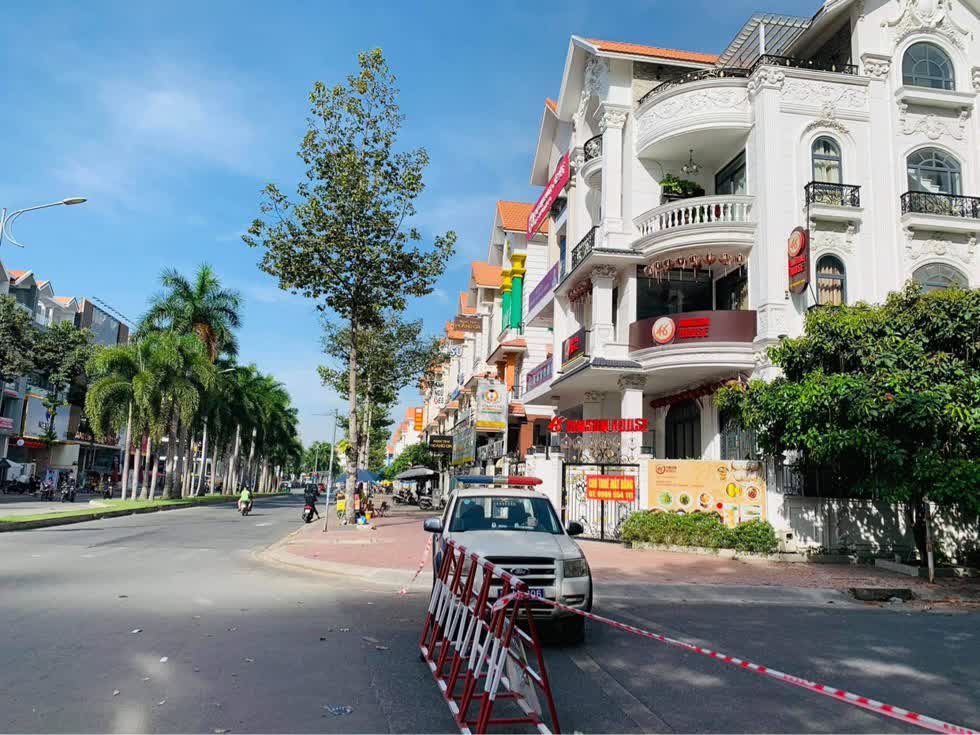 Một phần đường số 3 trong khu dân cư Him Lam, phường Tân Hưng, quận 7, TP.HCM đang bị rào chắn, phong toả nghiêm ngặt trong sáng 28/11. Ảnh: Kiến Thức