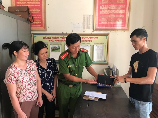 Chị Lam, chị Liên cùng cơ quan công an trao trả tài sản cho người đánh rơi. 