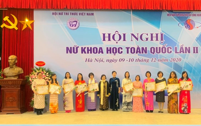  Trao bằng khen cho các nữ khoa học tại Hội nghị Nữ khoa học toàn quốc lần thứ hai, năm 2020