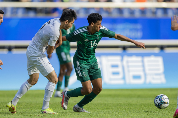 U23 Uzbekistan (áo trắng) đang lầm lũi tiến về chức vô địch.