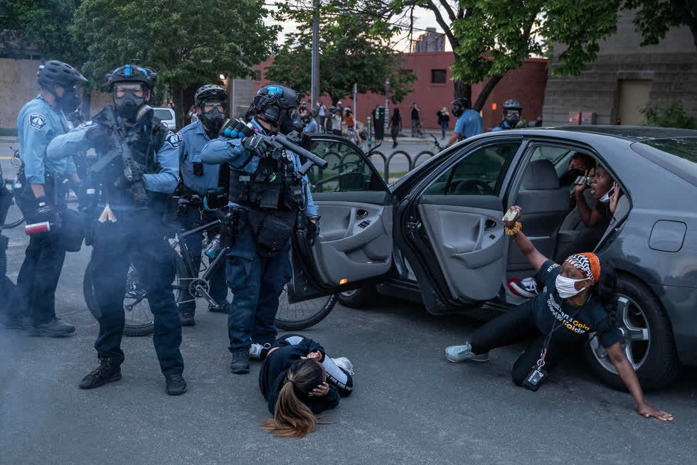 Minneapolis, ngày 31/5/2020. Các nhân viên đối đầu với những người biểu tình gần một tuần sau khi George Floyd bị giết. Thống đốc Tim Walz của Minnesota đã kích hoạt Vệ binh Quốc gia để giúp cảnh sát tuần tra trên đường phố. Ảnh: Victor J. Blue/The New York Times