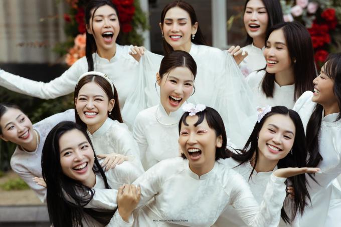   Trang Hý gây chú ý trong dàn mỹ nhân bưng quả phía nhà gái.  