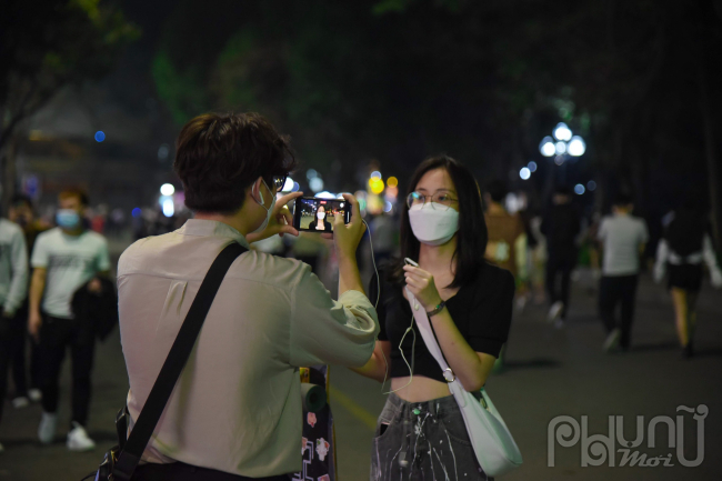 Nhiều người quay phim chụp ảnh để lưu lại khoảnh khắc đầu tiên khi phố đi bộ hoạt động trở lại.