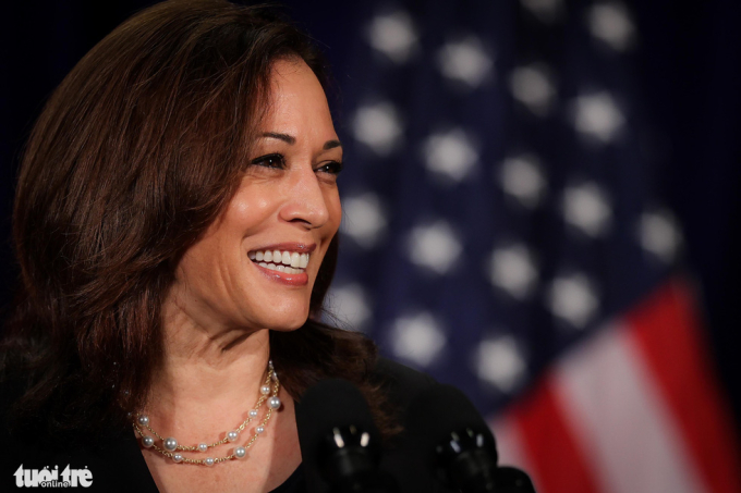   Phó tổng thống Mỹ Kamala Harris tại buổi họp báo kết thúc chuyến công tác hai ngày tại Việt Nam. Chuyến thăm diễn ra trong bối cảnh dịch bệnh COVID-19 đang bùng phát mạnh mẽ tại Việt Nam. Trong chuyến thăm này, 6 triệu liều vắc xin đã được Mỹ gửi tặng Việt Nam và 1 triệu liều Pfizer đã đến TP.HCM và Hà Nội ngay trong những ngày bà có mặt tại Việt Nam. Bên cạnh đó, nữ Phó tổng thống đầu tiên của Hoa Kỳ còn khẳng định: 'Hy vọng chuyến thăm sẽ mở ra chương mới cho quan hệ Việt - Mỹ' - Ảnh: NGUYỄN KHÁNH  