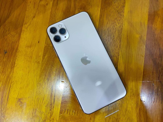 Chiếc iPhone 11 màu vàng về Việt Nam ngày 17/9.