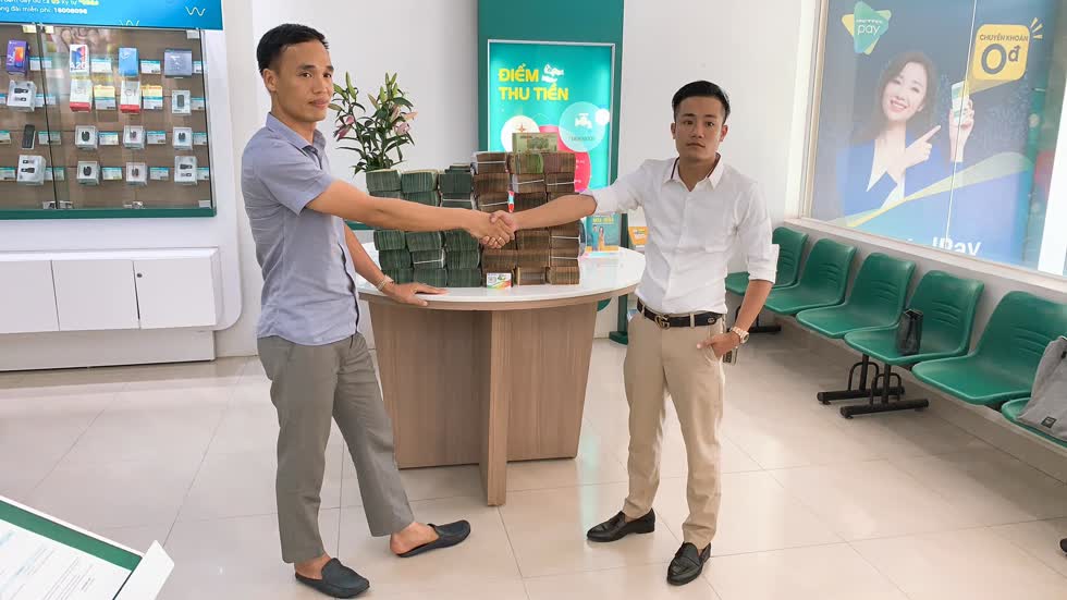 Anh Trần Thành (bên phải) nhận 15 tỷ đồng tiền mặt khi chuyển nhượng số 097.777.7777. Ảnh: FB Trần Thành