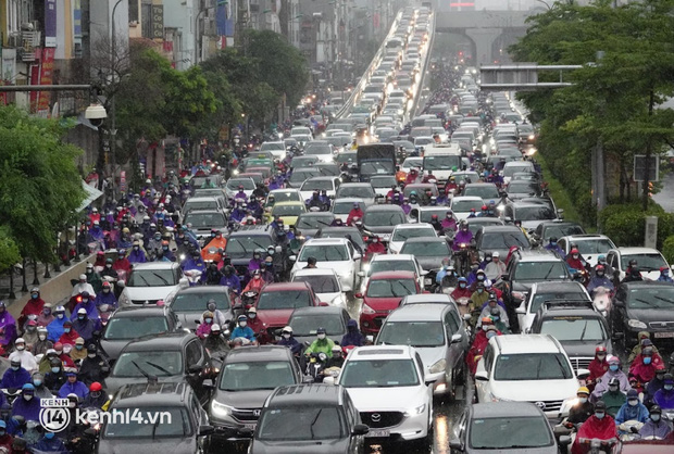   Tại đường Trường Chinh đã xảy ra tình trạng ùn tắc, các phương tiện kiên nhẫn nhích từng chút một  