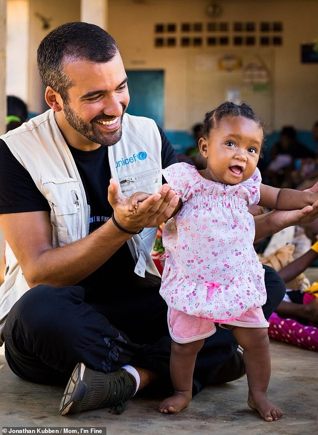 Hhình ảnh Jonathan đang làm việc để hỗ trợ Unicef. Anh đã khởi động dự án nhân đạo 