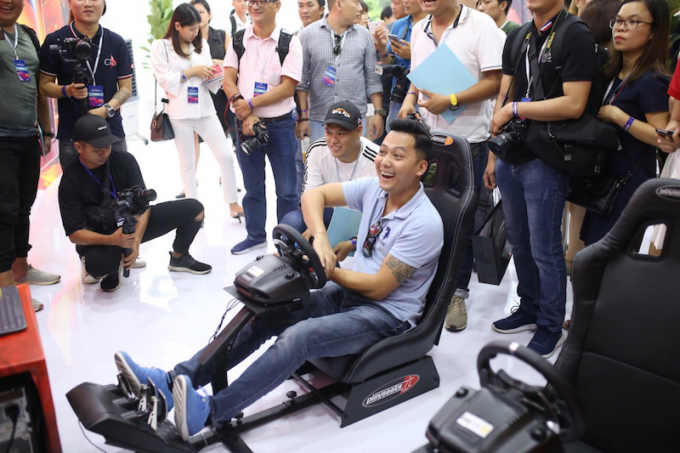 Người dân Sài Gòn hào hứng đua thử F1 tại Vietnam Motor Show