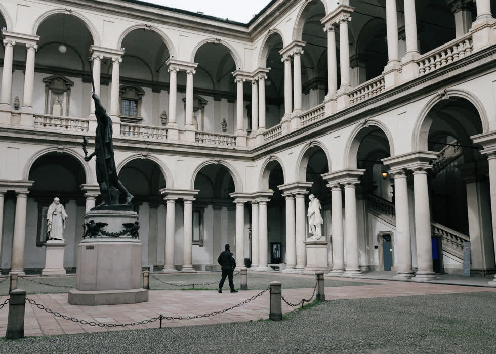 Khoảng sân tại Pinacoteca di Brera, cách quảng trường trung tâm khoảng 1km vắng bóng người. Đặt trong tu viện cổ xây dựng từ thế kỷ 14, đây là một trong những phòng trưng bày nghệ thuật quan trọng nhất châu Âu.