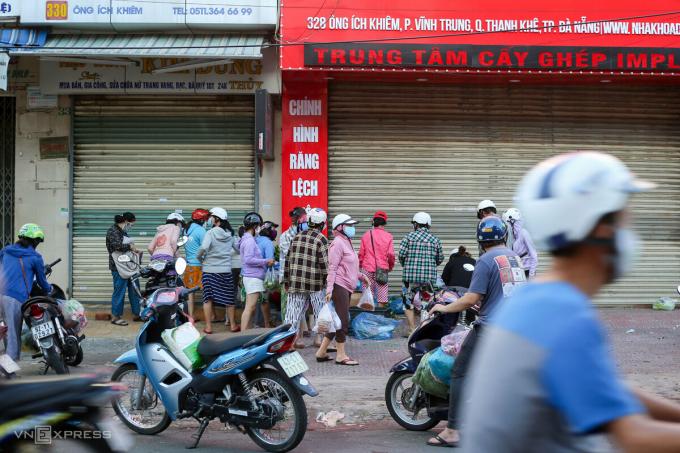   Trên đường Ông Ích Khiêm, người dân tập trung trước những quầy rau tự phát trên vỉa hè, lúc 6h40. 