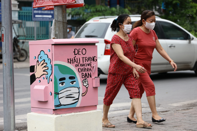 Các bốt điện khoác lên mình những hình ảnh cảnh báo tác hại của dịch bệnh đang hoành hành.