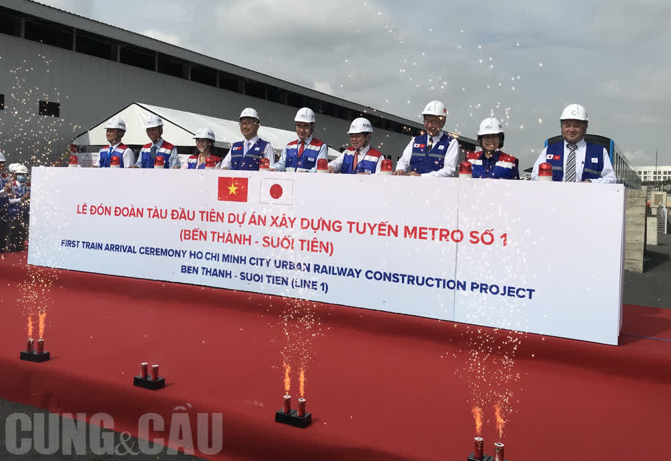 Khoảnh khắc Ban lãnh đạo nhấn nút khai mạc buổi lễ đón đoàn tàu đầu tiên của metro số 1.