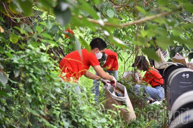 Xanh Việt Nam - Đầu cầu Hà Nội nhặt rác hưởng ứng Ngày Trái Đất (Earth Day) 