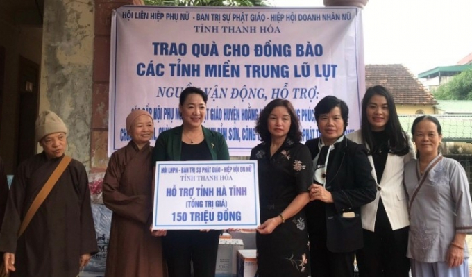 Hội LHPN Thanh Hóa giúp đỡ người dân Miền Trung (Ảnh báo Thanh Hóa)