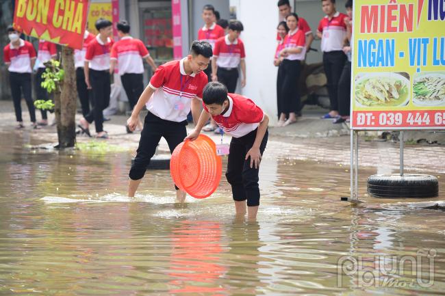 Một số người còn ra bắt cá tại ngã tư