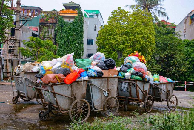 Hiếm có xe rác nào còn chỗ trống.