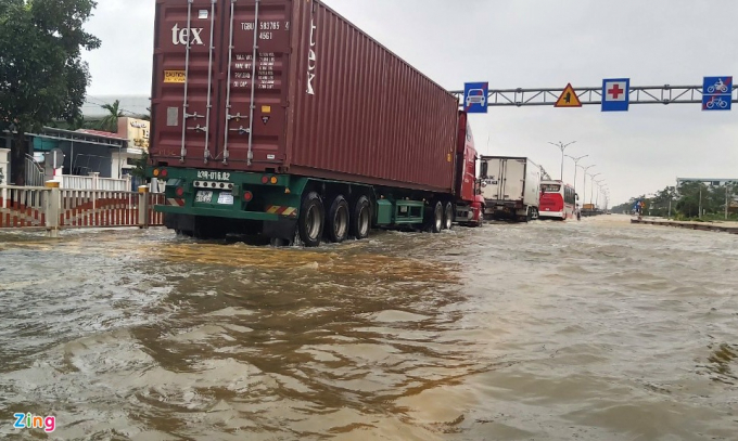   Tuyến đường bị ngập sâu khiến hàng trăm ôtô không thể lưu thông, tắc nghẽn, gây ảnh hưởng nghiêm trọng đến người qua lại.   