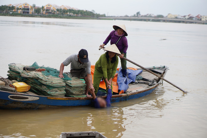   Người phụ nữ được kéo vào bờ sau khi bị dòng nước cuốn trôi khoảng 400m.  