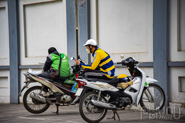 Những nơi tập trung đông đúc xe ôm công nghệ, dễ dàng nhận thấy, hiển hiện trên gương mặt của các tài xế là sự mệt mỏi và nỗi lo âu khi giá xăng dầu liên tục tăng cao