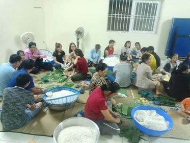 Người dân tại TP.Vũng Tàu tập trung gói bánh chưng để gấp rút chuyển ra các tỉnh miền Trung bị mưa lũ.