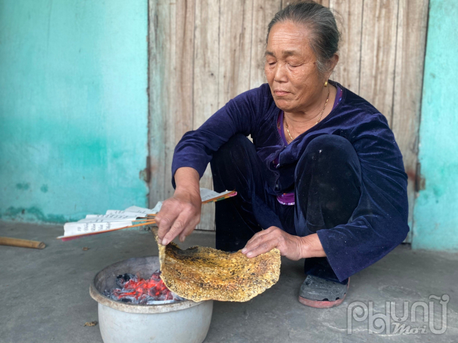 Uốn bánh theo một chiều để khi chín xếp được nhiều, không bị vỡ mà vẫn giữ được độ ngon, giòn