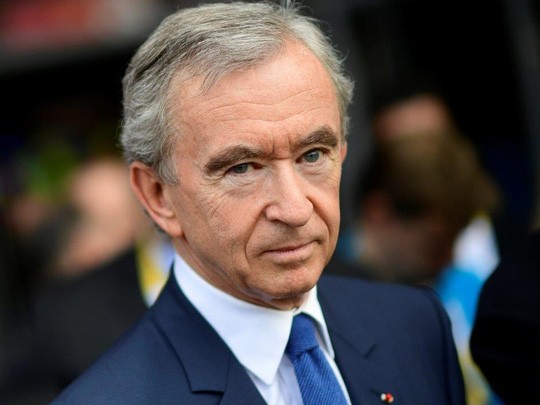  Trong tháng 5/2019, tài sản của Bernard Arnault vượt qua Warren Buffet, giúp ông leo lên ví trí thứ 3 trong bảng xếp hạng những người giàu nhất hành tinh. Và trong tháng 7, ông chiếm vị trí số 2 của Bill Gates. Hiện tại ông chỉ còn kém CEO Amazon Jeff Bezos, người sở hữu 161 tỷ USD . Ảnh: Reuters.