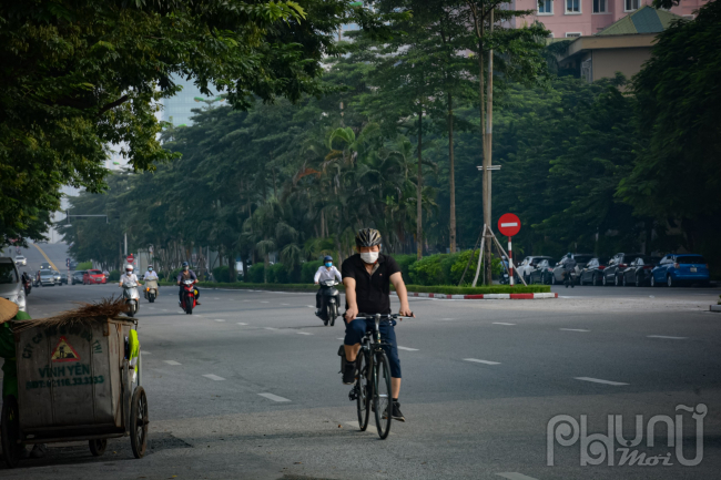 Người đàn ông này đạp xe đạp daọ phố rất sớm lúc đường còn vắng vẻ.