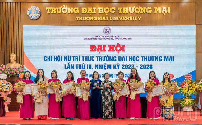  Đại hội đã trao tặng Bằng khen tới Tập thể Chi hội Nữ trí thức Trường Đại học Thương mại