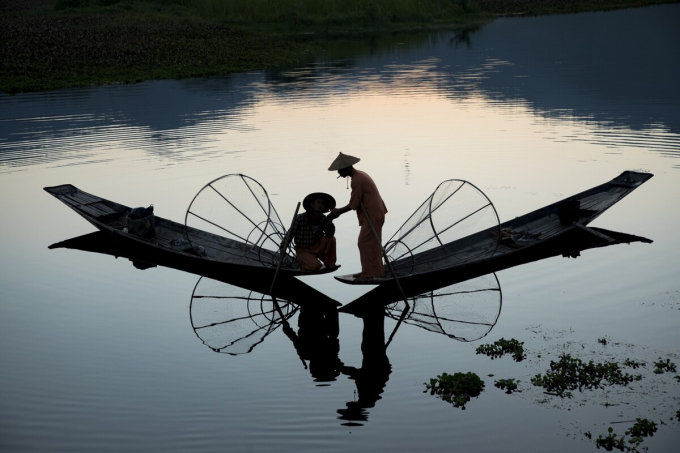   Bức Before Going to the Sea (Trước lúc ra biển) của Chen Mingchong chụp cũng thuộc chủ đề ảnh Con người.  