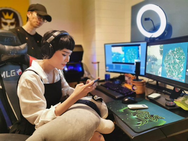 Gần đây, Hiền Hồ ít tham gia biểu diễn mà chủ yếu livestream chơi game để giao lưu với khán giả 