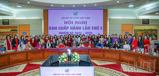 Các đại biểu Nữ trí thức chụp ảnh lưu niệm tại Hội nghị.