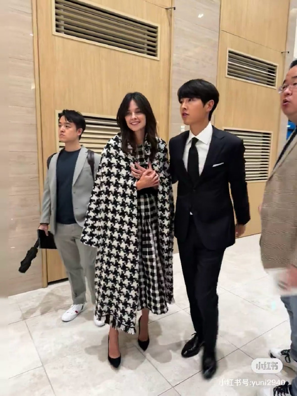 Song Joong Ki đưa bà xã Katy Louise Saunders tới tham dự ngày trọng đại của em gái anh. Trong lần đầu tiên lộ diện sau sinh, cựu diễn viên người Anh nhận được nhiều lời khen ngợi cho visual xinh đẹp, cuốn hút ở tuổi 39. Cặp đôi suýt chiếm sạch spotlight của cô dâu chú rể với màn lộ diện trong trang phục sang trọng