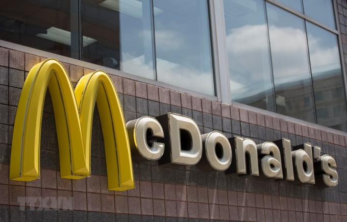 Biểu tượng của McDonald bên ngoài một nhà hàng ở Washington, DC, Mỹ. (Ảnh: AFP/TTXVN)