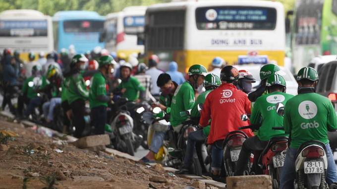 Grab, Go-Viet tăng bao nhiêu tiền phụ phí đặt xe dịp Tết?