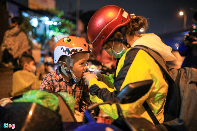           Nhiều gia đình cho con nhỏ ăn, uống tạm ngay trên vỉa hè.          