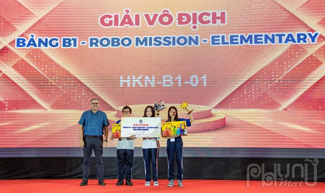 Đội HKN-B1-01 vô địch bảng B1 - Robo Mission - Elementary