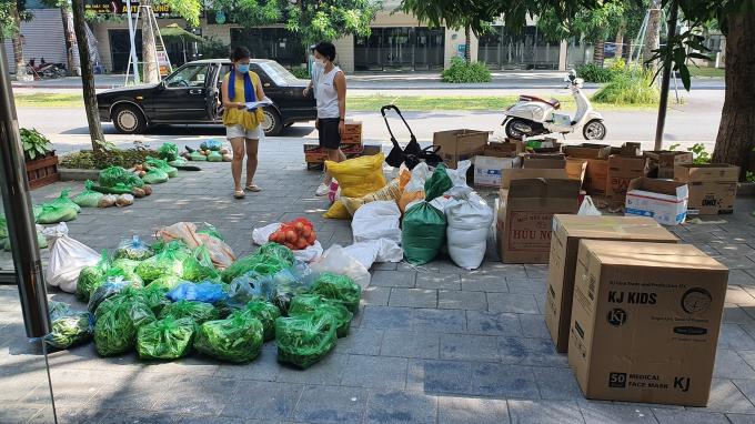 Chị Huyền và những người bạn tại KĐT Ecopark đang phân chia và xếp đồ hỗ trợ cho người dân có hoàn cảnh khó khăn trong nội thành Hà Nội ngày 5/8. Ảnh: Facebooker Huyền Machi