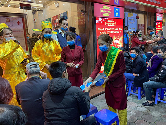 Tại DOJI, khi đến cửa hàng tìm hiểu, mua sắm, khách hàng cũng sẽ được tặng ngay khẩu trang Nhật Bản cao cấp 3D Mask.