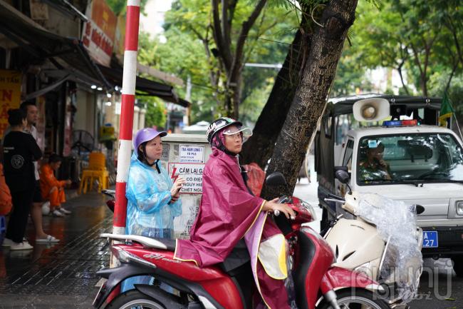 Chị Nguyễn Thị Thuý (Phụ huynh em Nguyễn Thanh Thảo) chia sẻ: Tôi khá lo lắng vì cơn mưa lớn đêm qua, nhưng sáng nay đúng lúc đưa các con đến điểm thi thì trời ngớt mưa. 