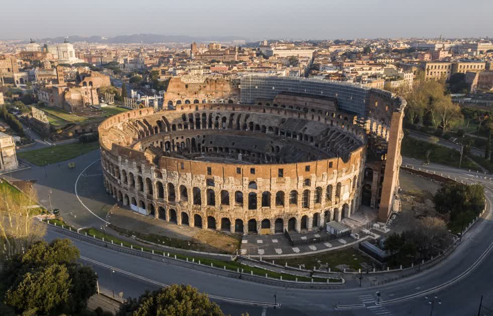   Hình ành chụp từ trên cao cho thấy không có một bóng người. Chính phủ Italia vẫn rất mạnh tay siết chặt các quy định hạn chế đi lại. Trong ngày 11/4, hơn 12.500 trường hợp đã bị xử phạt do vi phạm quy định hạn chế đi lại nhằm ngăn chặn dịch bệnh lây lan.  