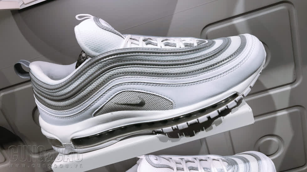 Mẫu Nike Air Max 95 hay 97 đang hot vào thời điểm tháng 6/2019, giá ở Việt Nam chênh lệch với Malaysia khoảng 1 - 1,2 triệu đồng/đôi.