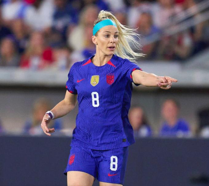   Julie Ertz là nhân tố phòng thủ quan trọng ở hàng tiền vệ của Đội tuyển Mỹ. Ảnh: Getty Images  