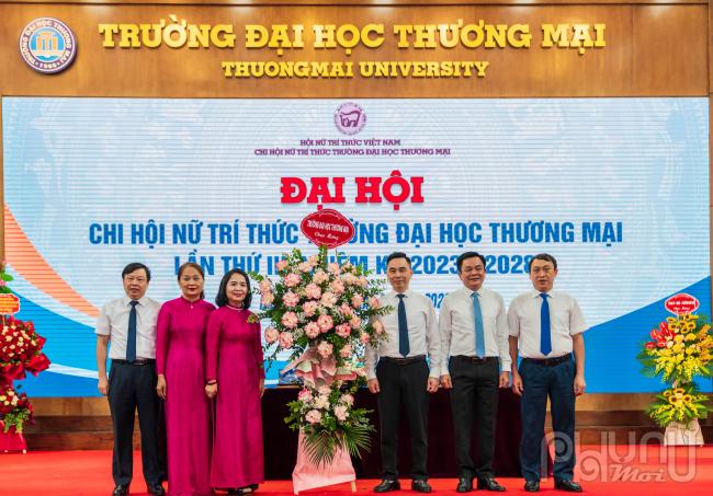 Lãnh đạo trường Đại học Thương mai tặng hoa chi hội Nữ trí thức trường Đại học Thương mại