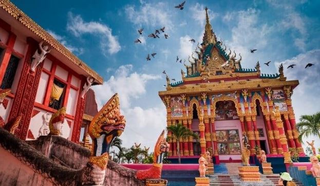 Chùa Xiêm Cán mang kiến trúc Angkor của đồng bào Nam Bộ Khmer gây ấn tượng đối với du khách.