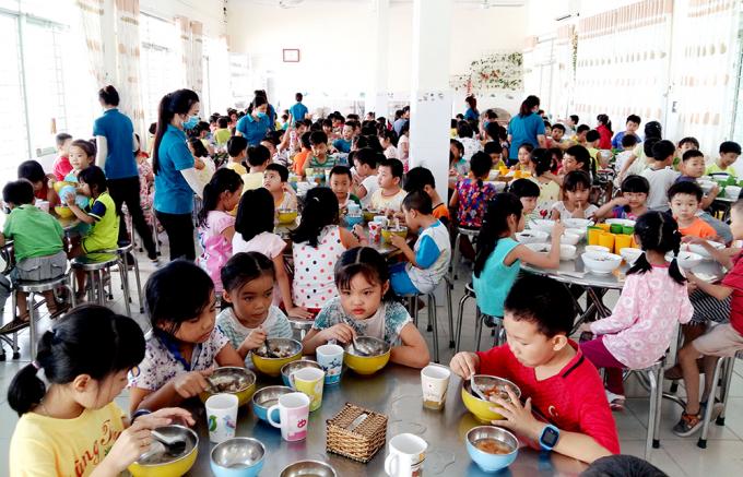 Phụ huynh lo sợ học sinh đi học lại, ăn bán trú và ngủ trưa tại trường rất dễ lây bệnh.